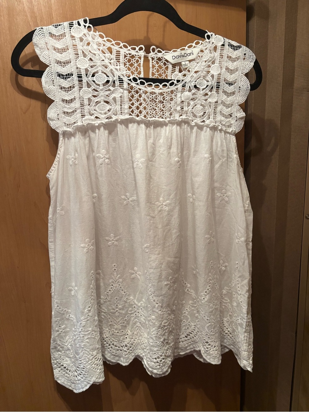 DAVI & DANI White Crochet Lace Yoke Sleeveless Camisole